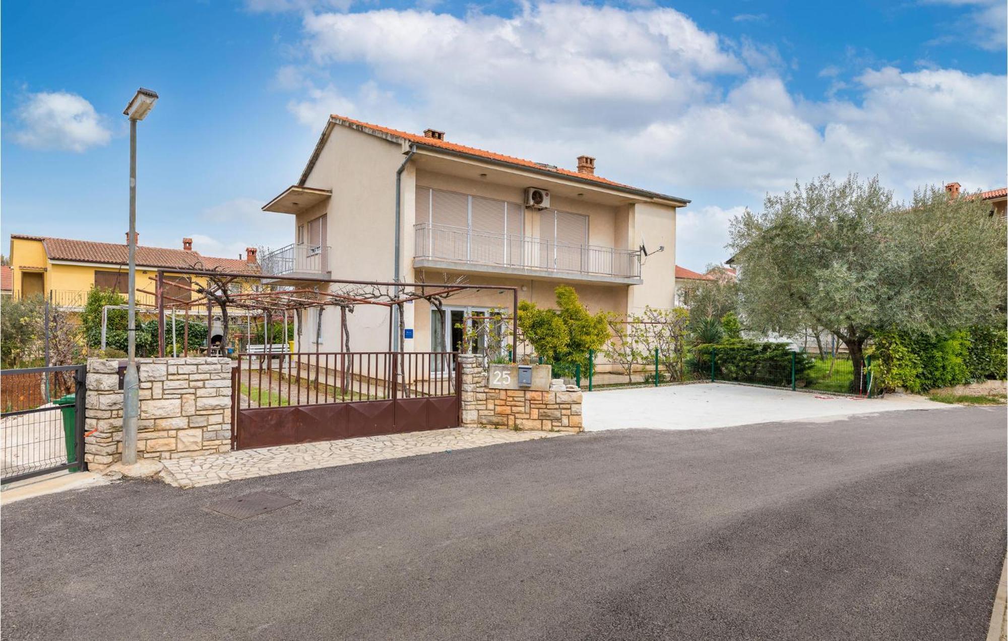 Lovely Apartment In Fazana With Kitchen Exterior foto