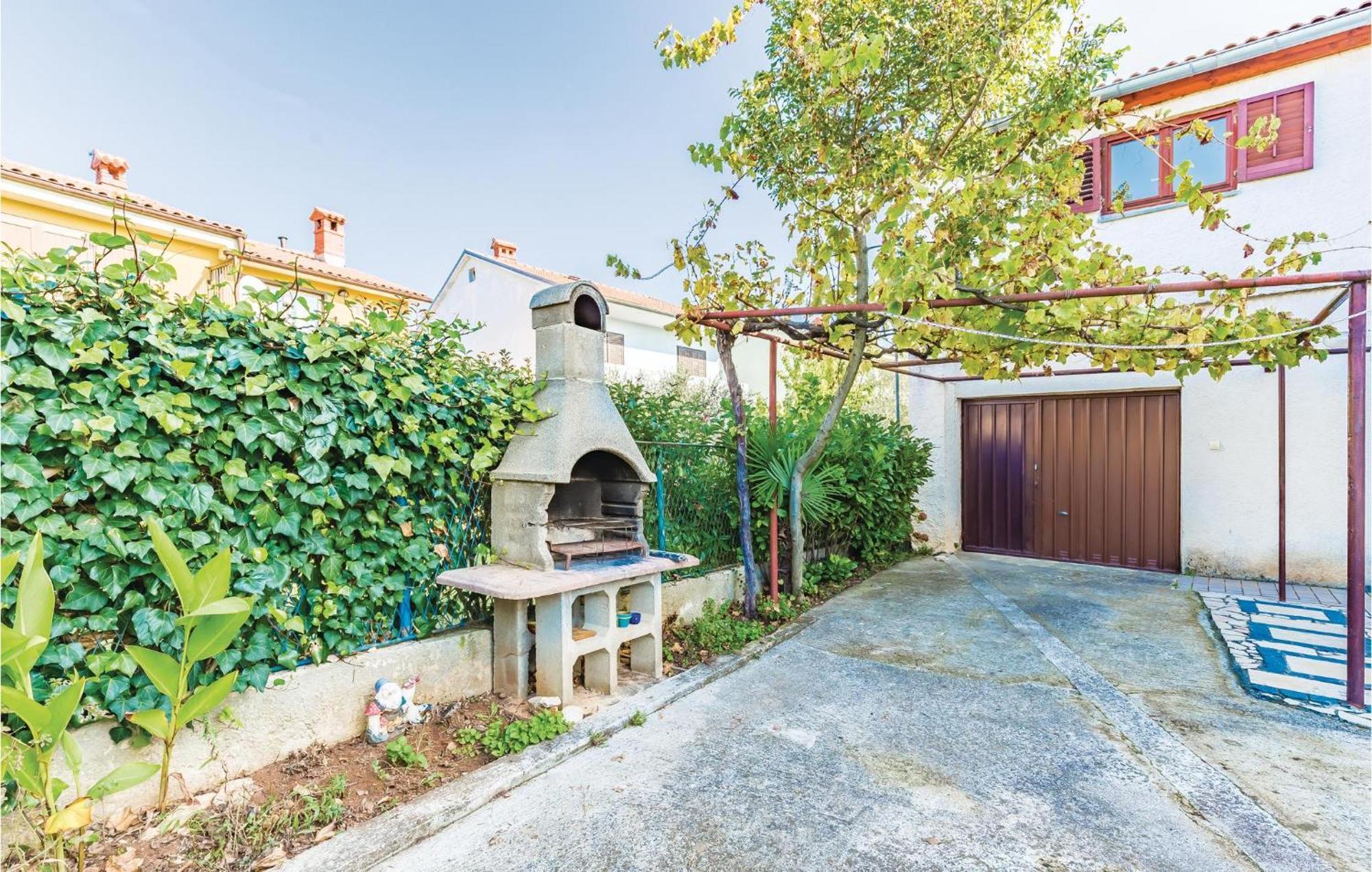 Lovely Apartment In Fazana With Kitchen Exterior foto
